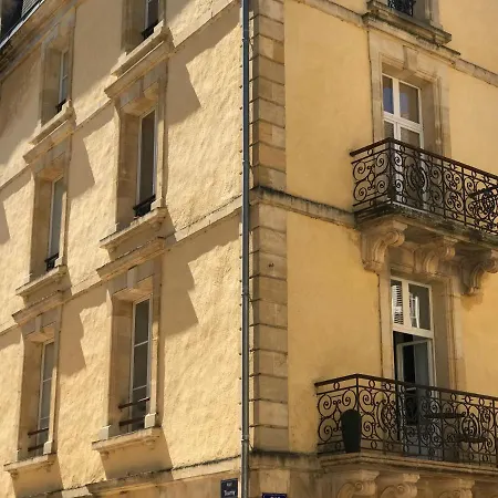 L' D'en Face Apartment